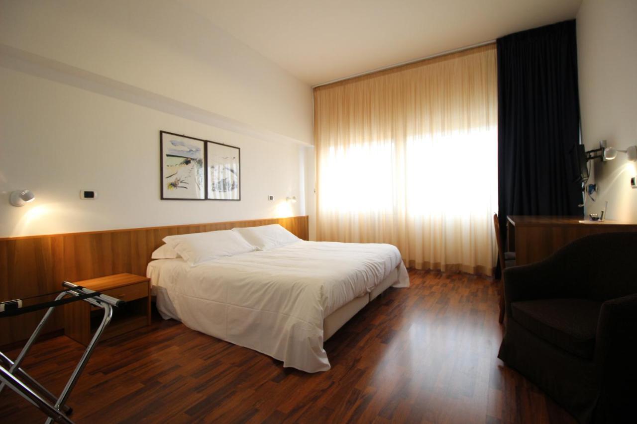 Hotel Majesty Bari Esterno foto